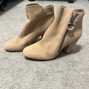 1.STATE suede bootie